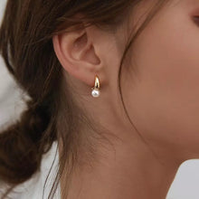 Load image into Gallery viewer, Catalina Pearl Hoop Silver