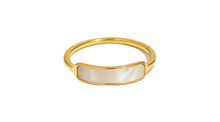 Load image into Gallery viewer, Cordelia Signet Ring Gold
