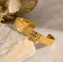 Load image into Gallery viewer, Izel Hammered Bangle Gold
