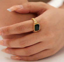 Load image into Gallery viewer, Chunky Emerald Stone Ring Gold
