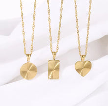 Load image into Gallery viewer, Veda Heart Necklace Gold
