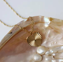 Load image into Gallery viewer, Veda Heart Necklace Gold
