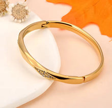Load image into Gallery viewer, Zinnia Bangle Gold
