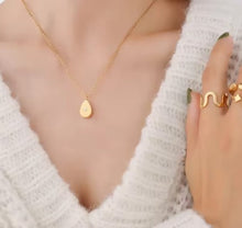 Load image into Gallery viewer, Auriga Tear Drop Necklace Gold
