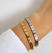 Load image into Gallery viewer, Roman Bangle Gold
