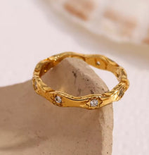 Load image into Gallery viewer, Arya Star Set Ring Gold
