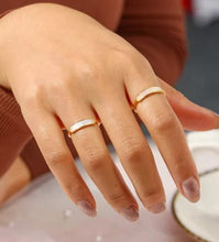 Load image into Gallery viewer, Cordelia Signet Ring Gold
