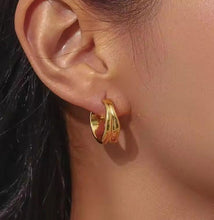 Load image into Gallery viewer, Alice Curved Textured Stud Gold
